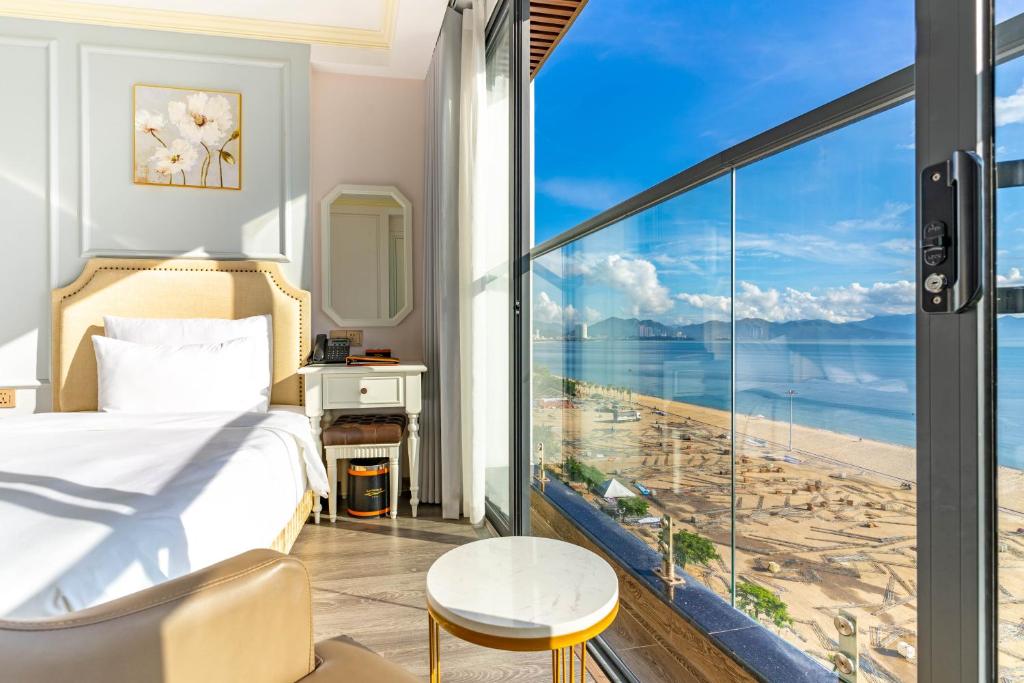 - une chambre avec un lit et une vue sur la plage dans l'établissement La Vague Hotel, à Nha Trang