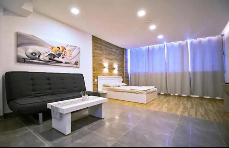 Uma TV ou centro de entretenimento em BRiGHT AND COZY STUDIO SUiTE EiLAT