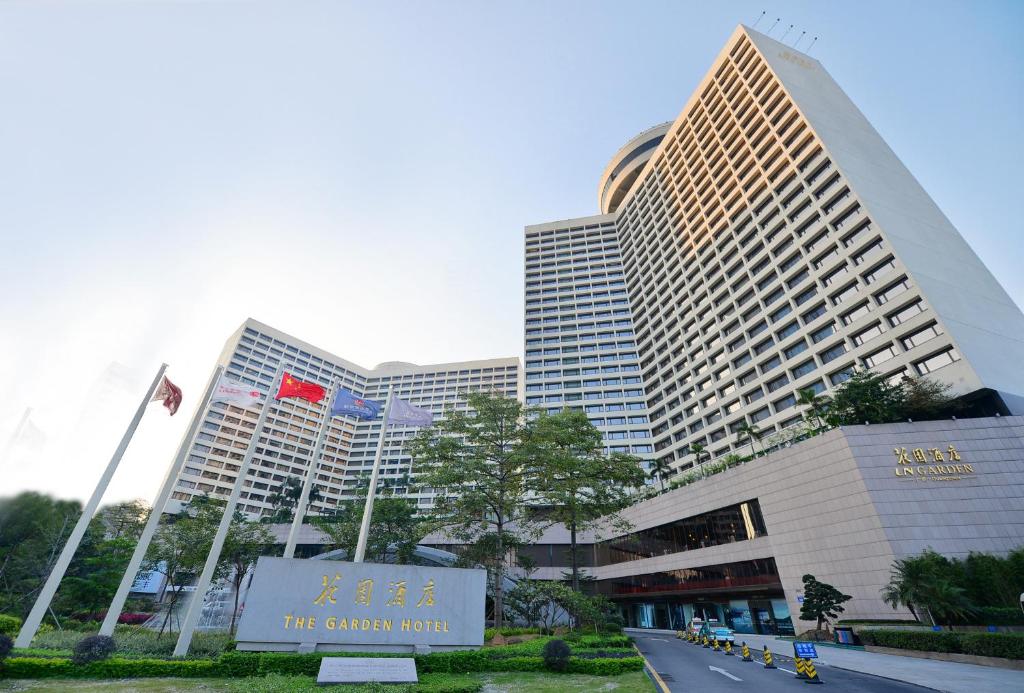 een groot gebouw met een weg ervoor bij The Garden Hotel Guangzhou in Guangzhou