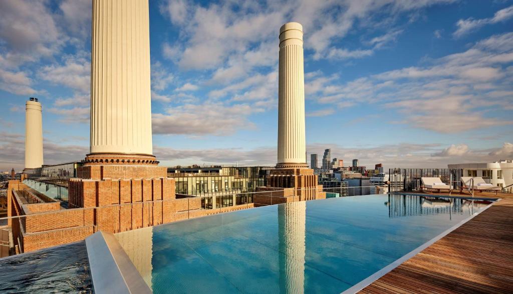 uma vista do telhado de um edifício com colunas em art'otel London Battersea Power Station, Powered by Radisson Hotels em Londres