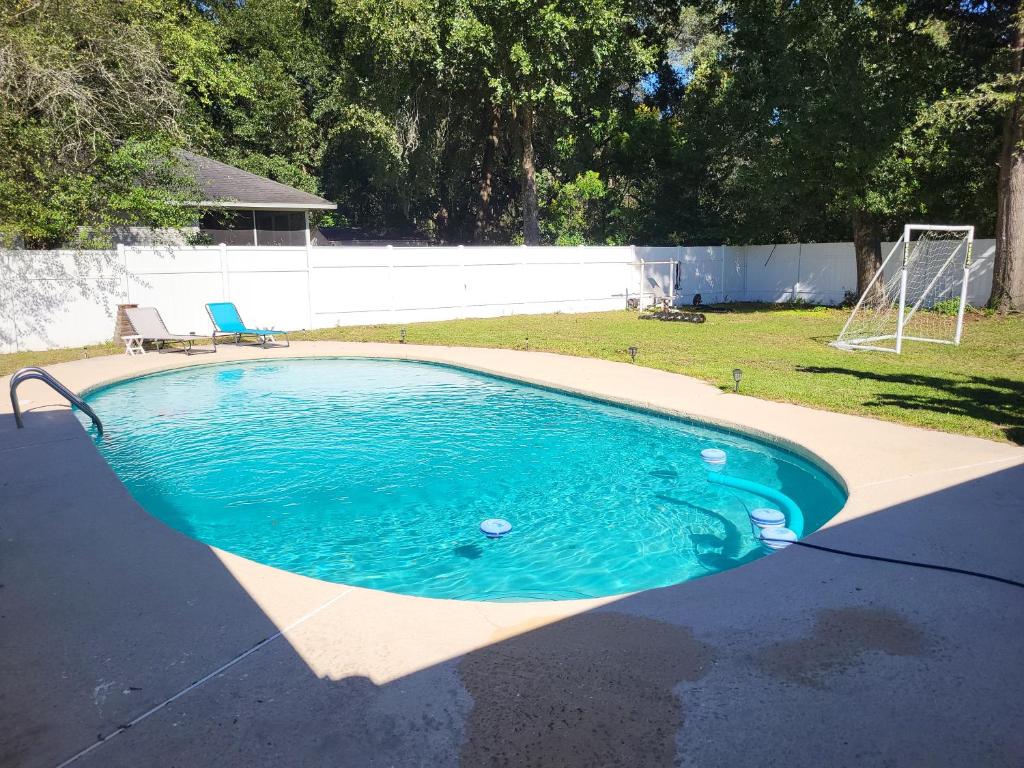 בריכת השחייה שנמצאת ב-SPACIOUS POOL HOME in North FL או באזור