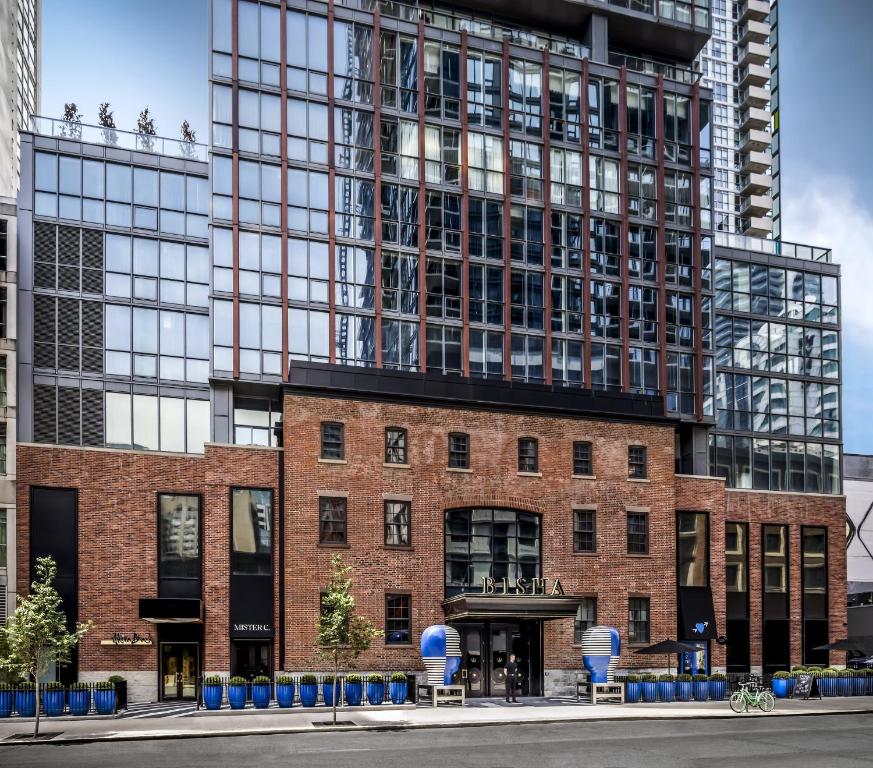 uma representação de um edifício com um edifício alto em Bisha Hotel Toronto em Toronto