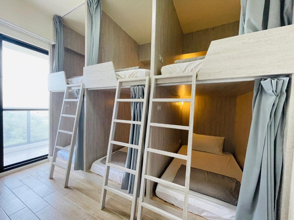 Bunk bed o mga bunk bed sa kuwarto sa Wind Island B&B