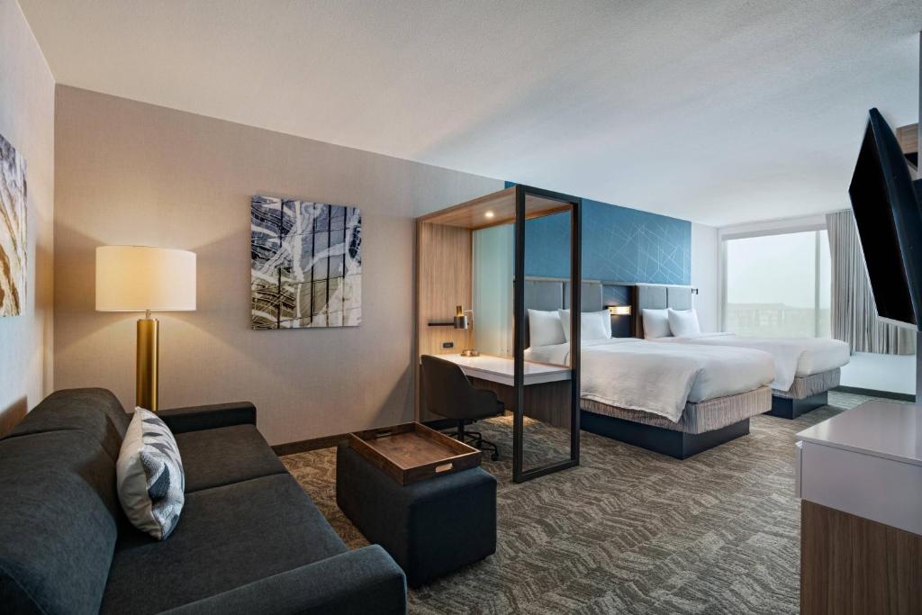 een hotelkamer met een bed en een bank bij SpringHill Suites by Marriott Dallas Richardson/University Area in Dallas