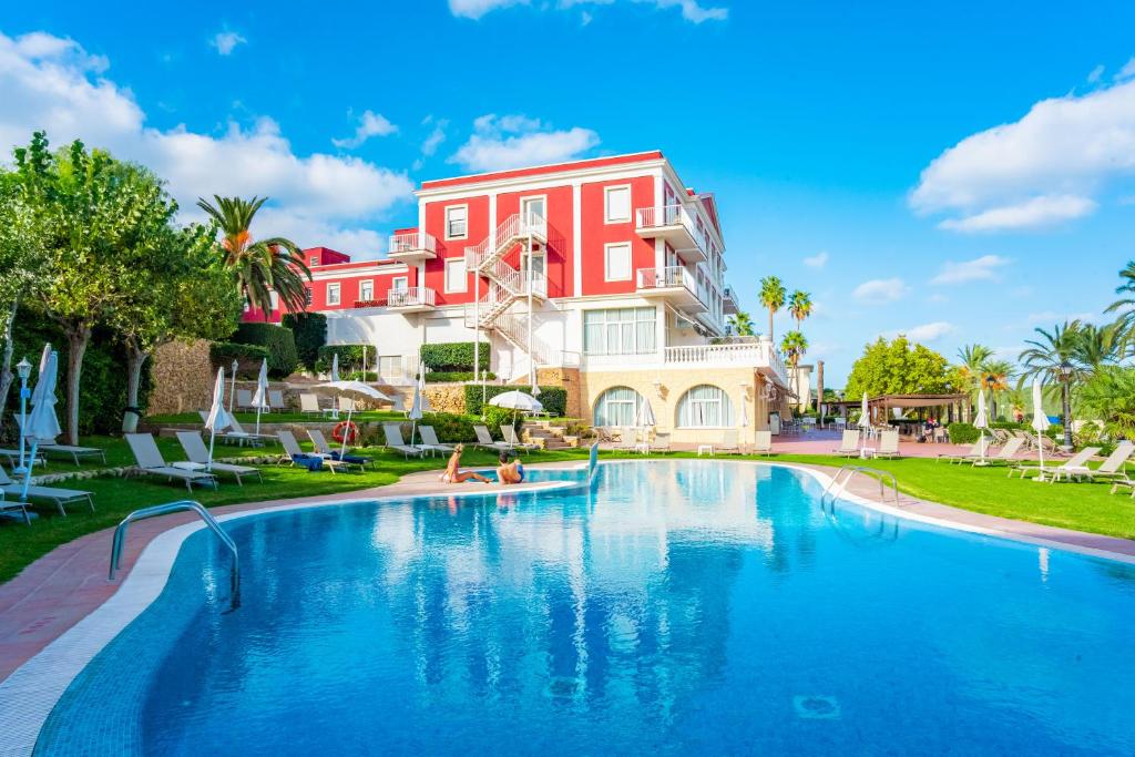 A piscina localizada em Seth Port Mahón ou nos arredores