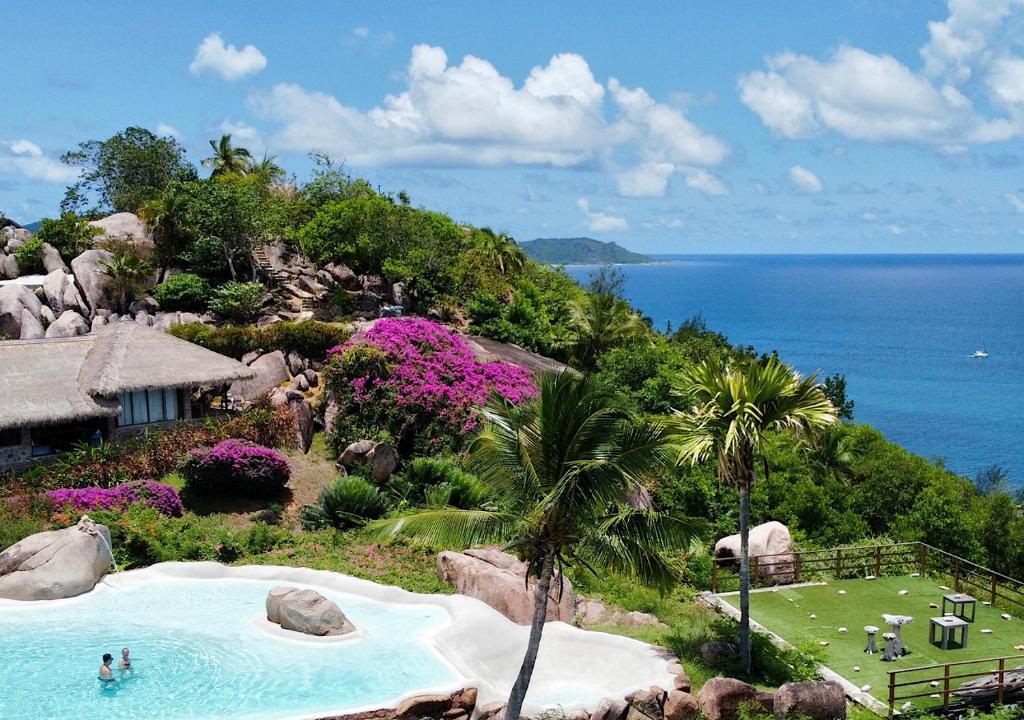 basen z widokiem na ocean w obiekcie Château de feuilles & SPA - Praslin island w mieście Baie Sainte Anne