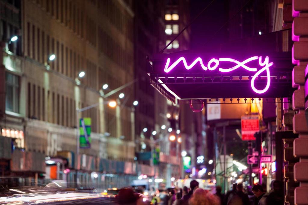 ニューヨークにあるMOXY NYC タイムズ スクエアの夜の市通りのネオン看板