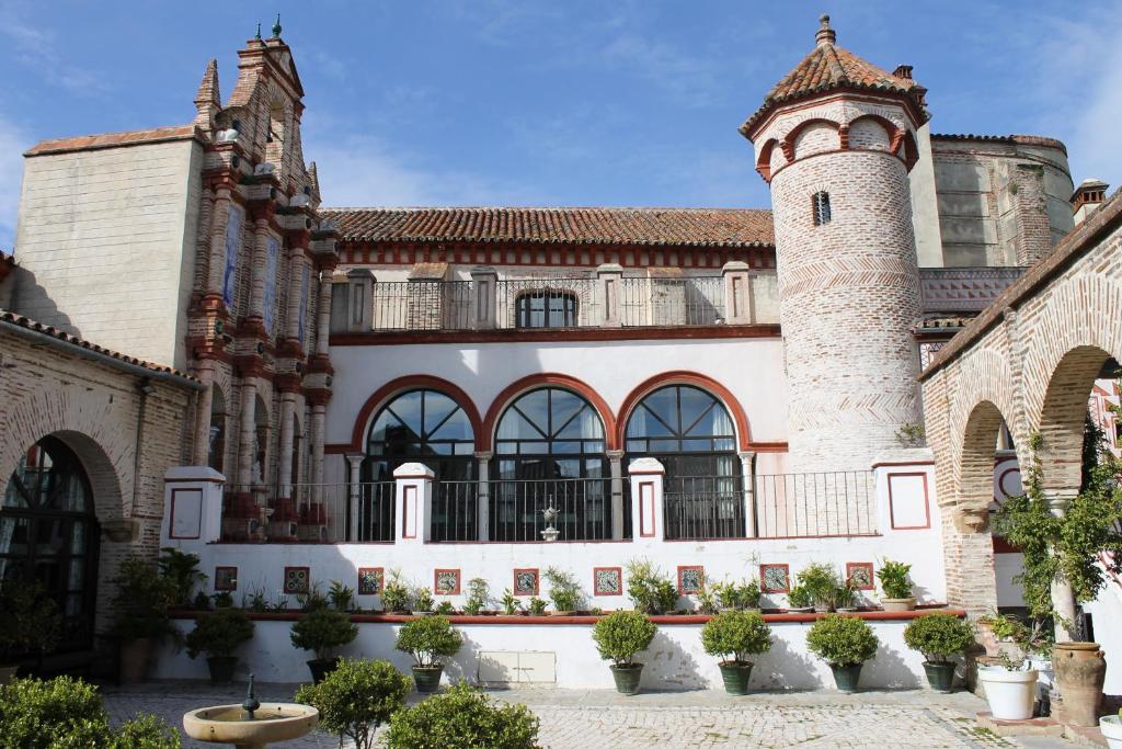 Gambar di galeri bagi El Palacio de San Benito di Cazalla de la Sierra