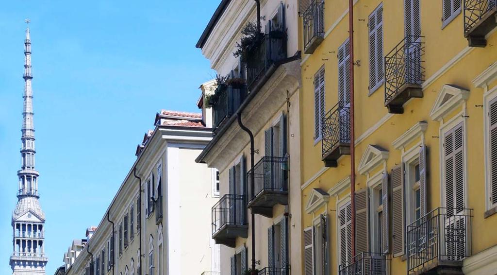 een rij gebouwen met de eiffeltoren op de achtergrond bij Residenza Dell' Opera in Turijn