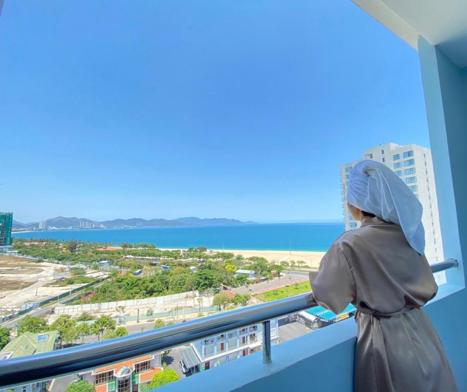 d'un balcon offrant une vue sur l'océan. dans l'établissement Sky Beach D20 Nha Trang, à Nha Trang