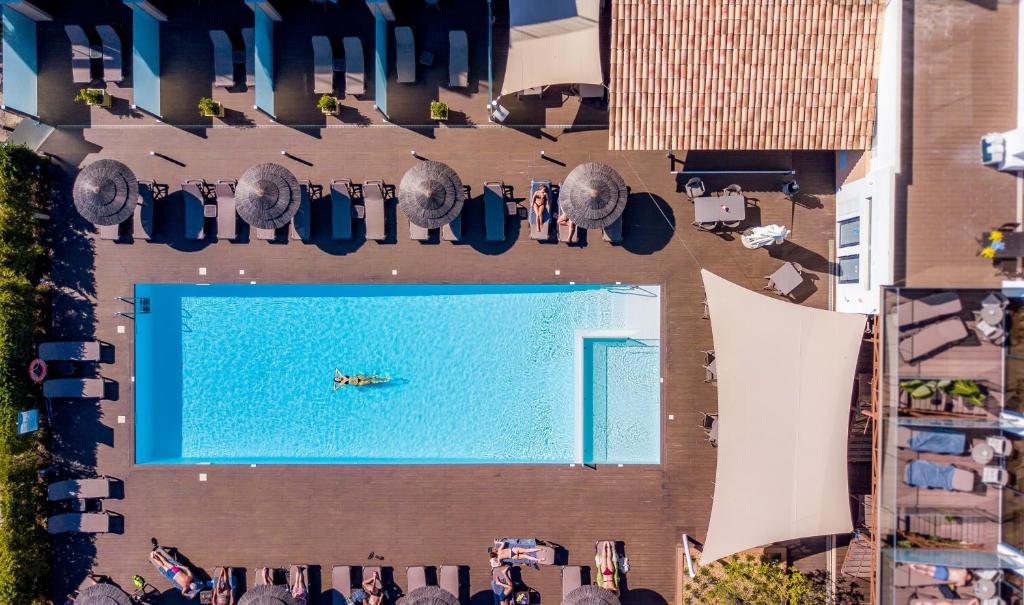 Kolam renang di atau di dekat Lagos Atlantic Hotel