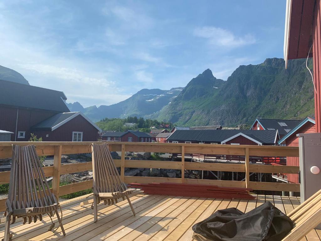 due sedie su una terrazza con montagne sullo sfondo di Ingrid Rorbu, Å i Lofoten a Å