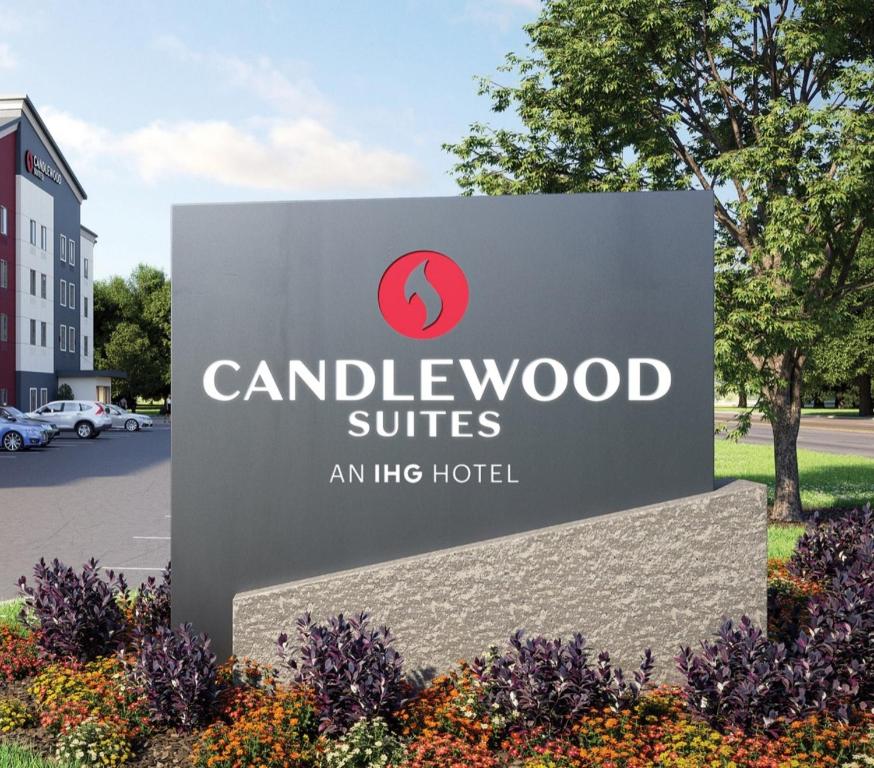 een bord voor canela wood suites en hhp hotel bij Candlewood Suites DFW Airport North - Irving, an IHG Hotel in Irving