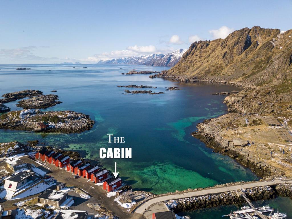 eine Luftansicht auf das Meer und die Berge im Hintergrund in der Unterkunft Lofoten Waterfront luxury lodge in Ballstad