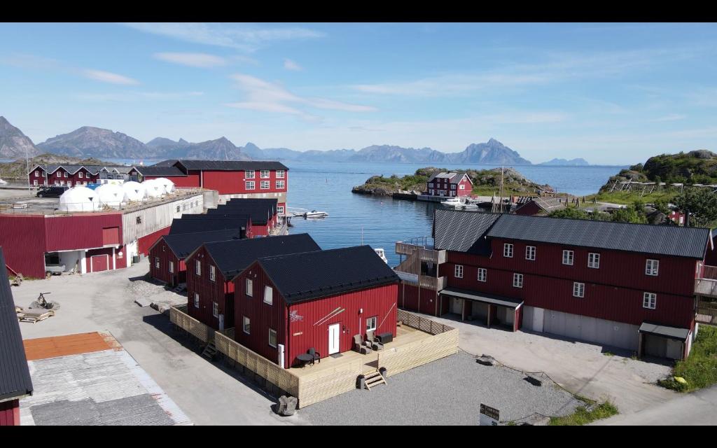 une ville avec des bâtiments rouges et une masse d'eau dans l'établissement Finnvika Lodges, à Stamsund