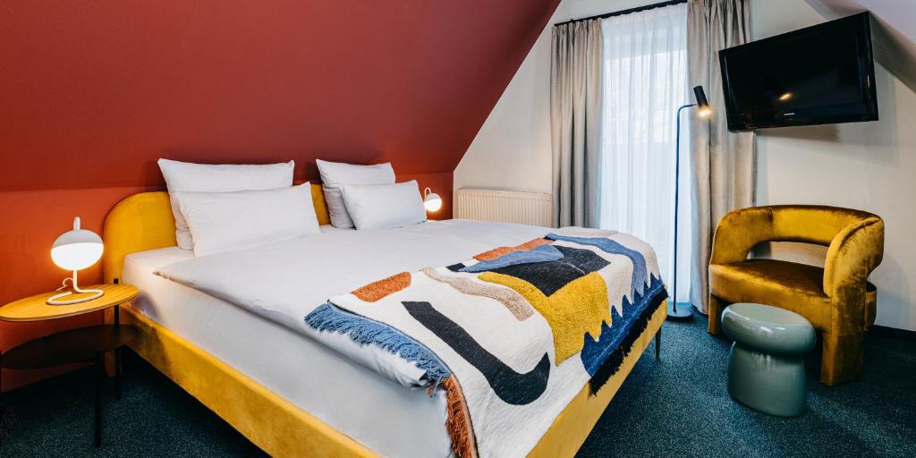 Tempat tidur dalam kamar di Boutique-Hotel Zur alten Post - Stammhaus