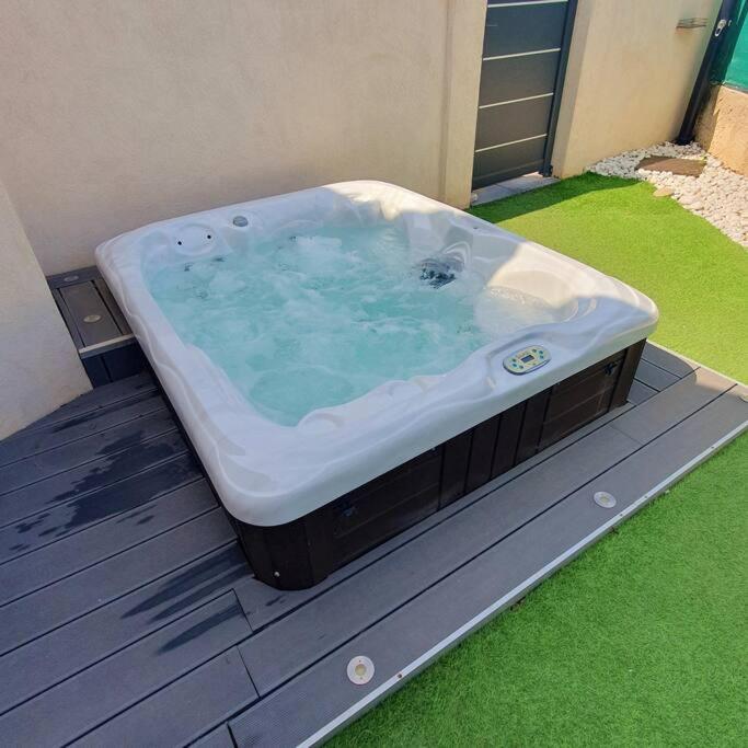 Galerija fotografija objekta Joli haut de villa 3 chambres climatisé avec jacuzzi u gradu 'Marignane'