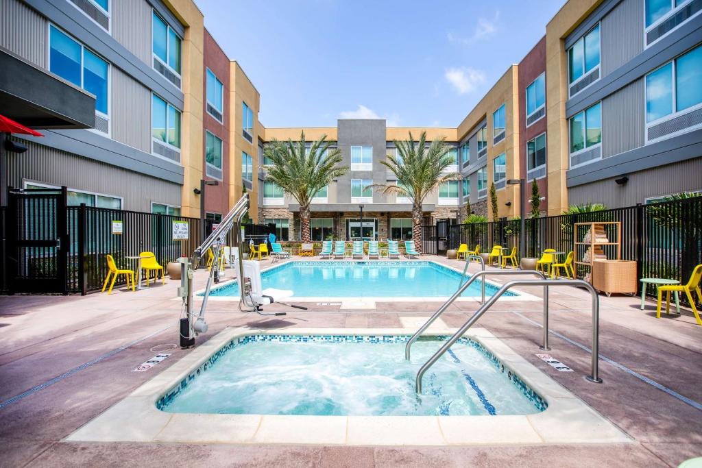 Kolam renang di atau dekat dengan Home2 Suites By Hilton Carlsbad, Ca