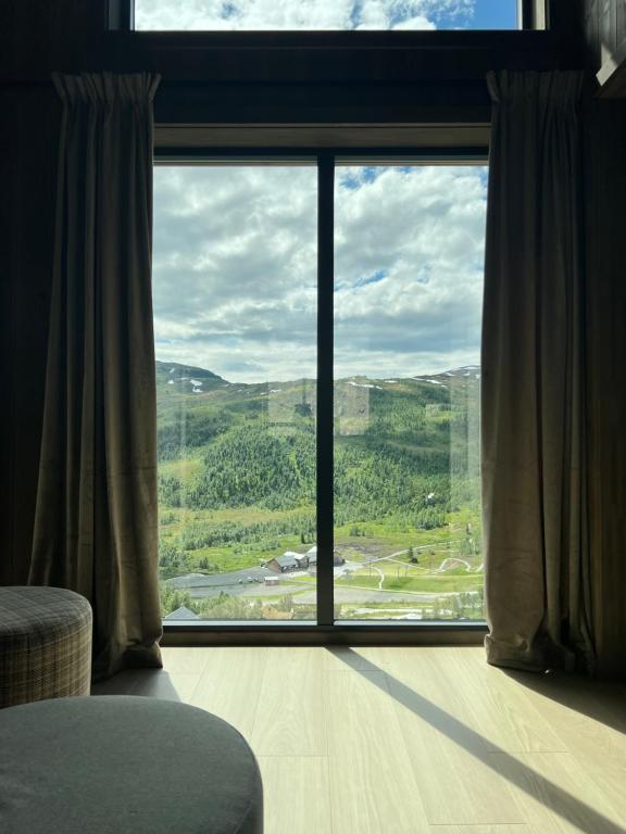 um quarto com uma grande janela com vista em Sogndal Chalet em Sogndal