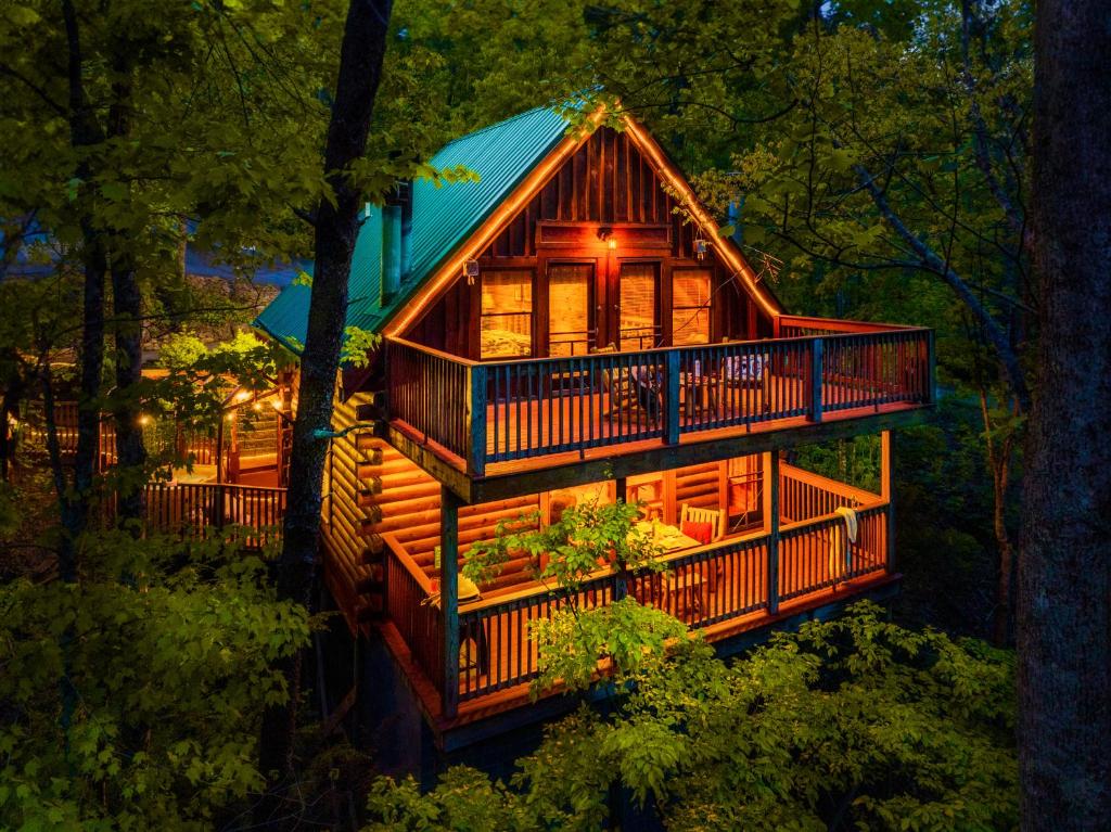 domek na drzewie w lesie w nocy w obiekcie CABIN in a GATED RESORT with SEASONAL RESORT POOL w mieście Pigeon Forge