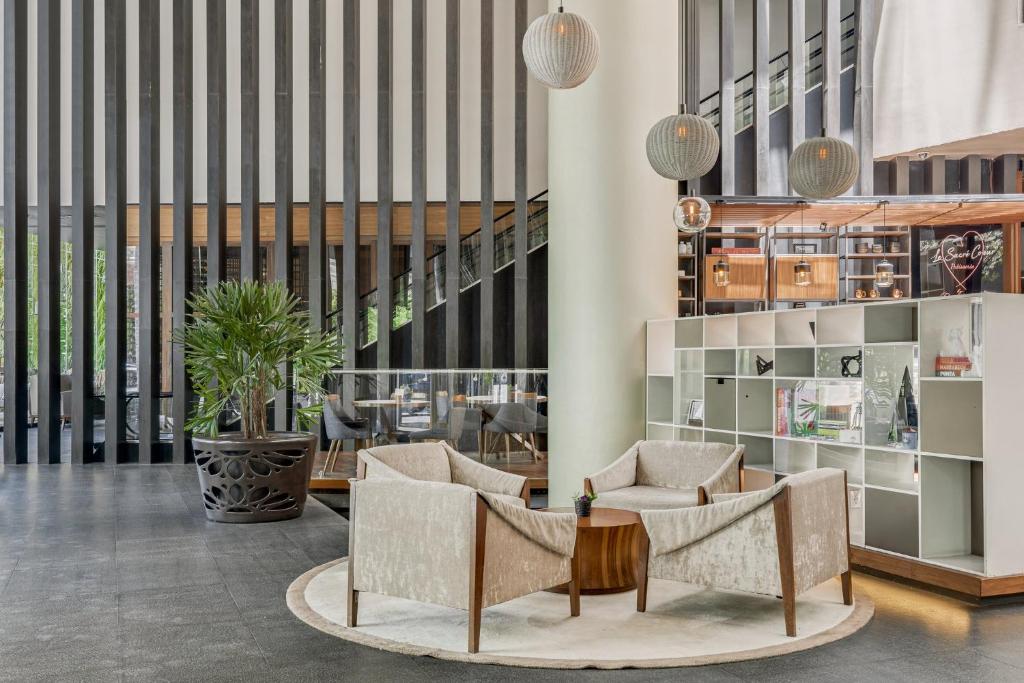 a lobby with two chairs and a table at Live Aqua Ciudad de Mexico Bosques de las Lomas in Mexico City