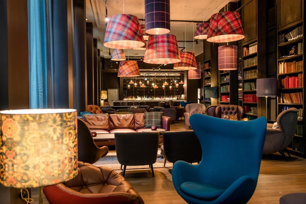 Uma área de estar em Motel One Manchester-St. Peter´s Square