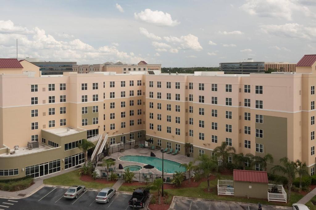 La alberca dentro o cerca de Residence Inn Orlando Airport