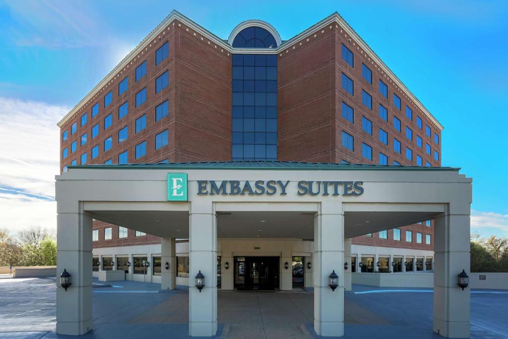 een gebouw met de ingang van een noodsuite bij Embassy Suites by Hilton Dallas-Love Field in Dallas