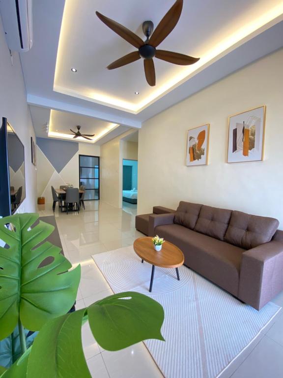 Гостиная зона в LYL HOMESTAY-IPOH 10Pax 4R