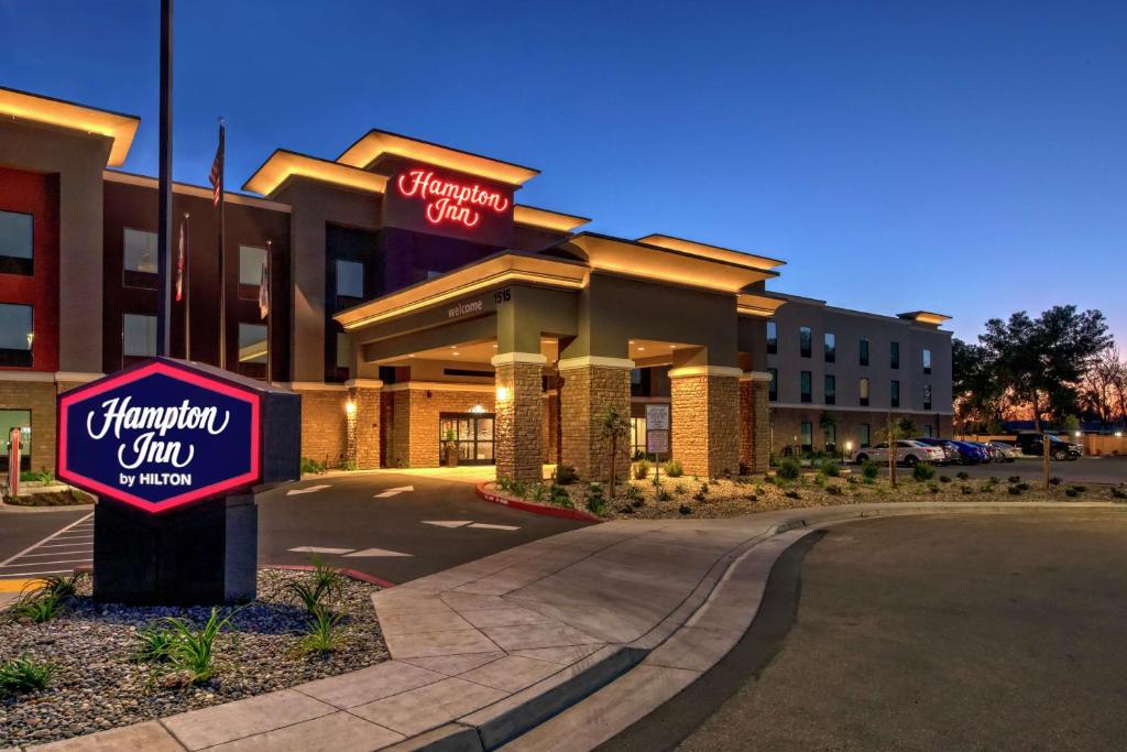 弗雷斯诺Hampton Inn Fresno Airport的前面有标志的酒店