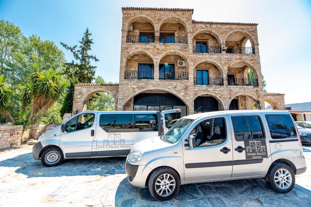 Foto da galeria de Stone Palace Hotel Near Athen's Airport Free Shuttle From and to Athen's Airport em Spata