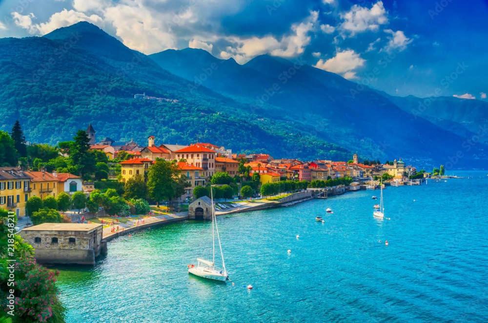 uma cidade num rio com barcos na água em Spiaggia Amore - Appartamenti Vacanza Vista Lago em Cannobio