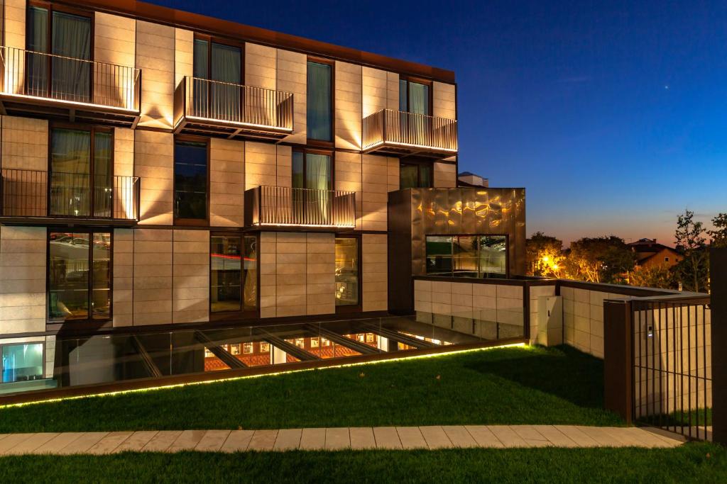 una vista exterior de un edificio por la noche en Wine & Books Lisboa Hotel, en Lisboa