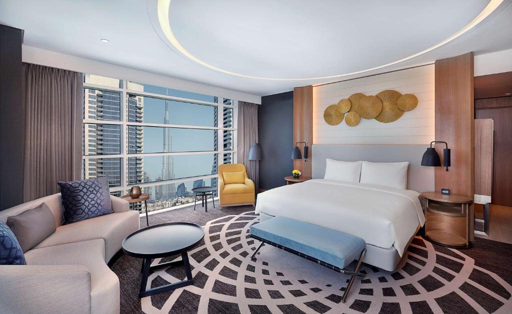 una camera con letto e un soggiorno di DoubleTree by Hilton Dubai - Business Bay a Dubai