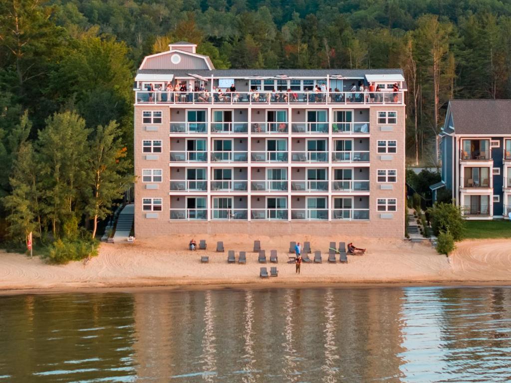 ein großes Gebäude am Strand neben dem Wasser in der Unterkunft Alexandra Inn in Traverse City