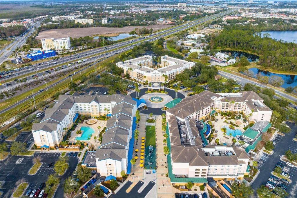 Uma vista aérea de Fairfield Inn & Suites by Marriott Orlando Lake Buena Vista in the Marriott Village