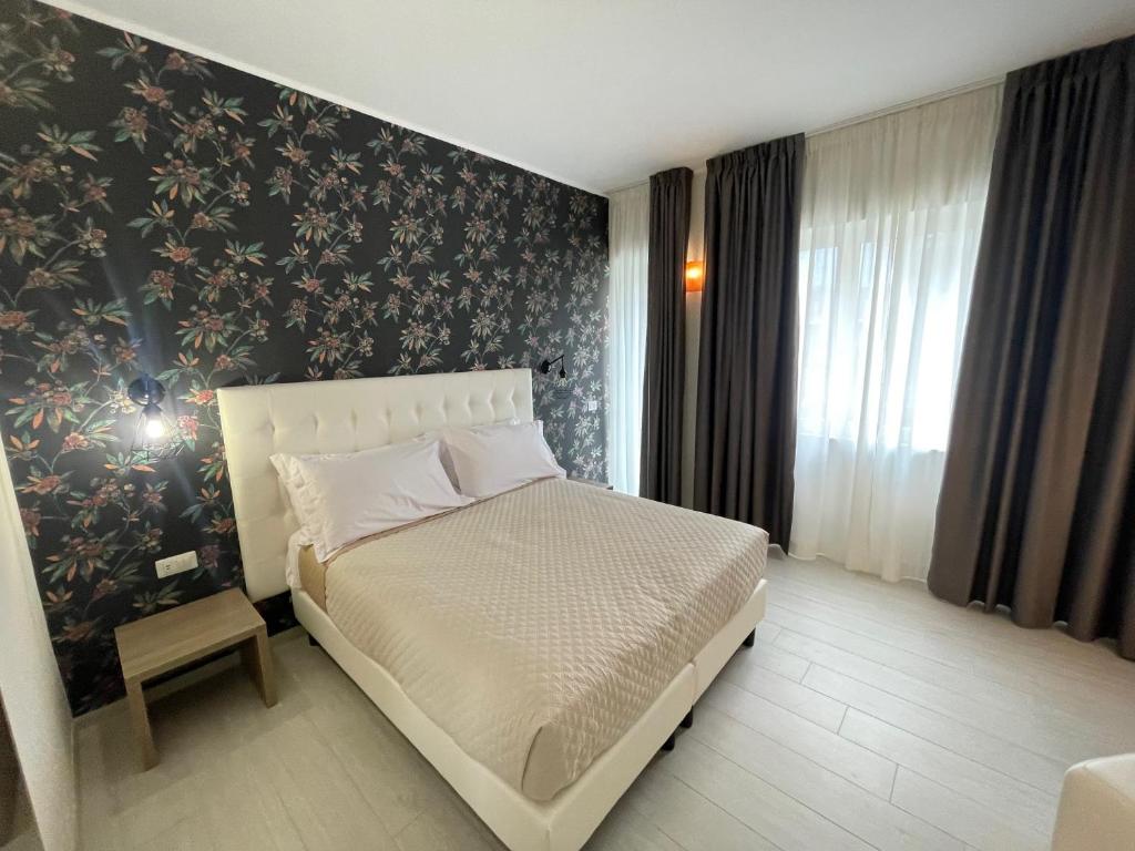 Tempat tidur dalam kamar di Castrichella Boutique Hotel Rome Airport