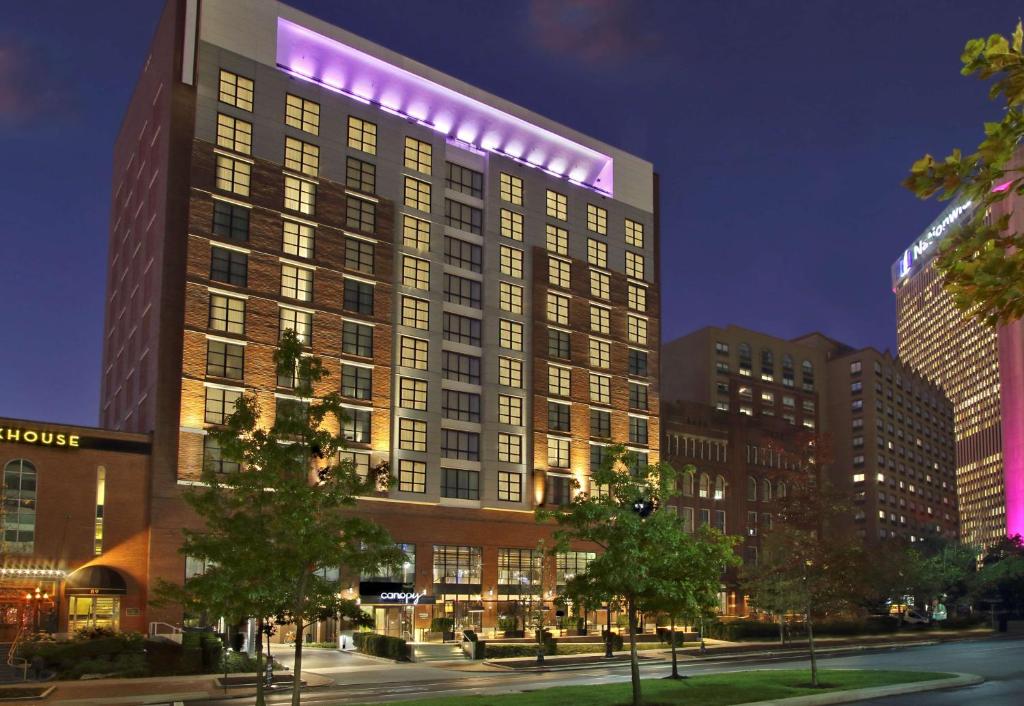 un edificio alto con luces encima en Canopy By Hilton Columbus Downtown Short North, en Columbus