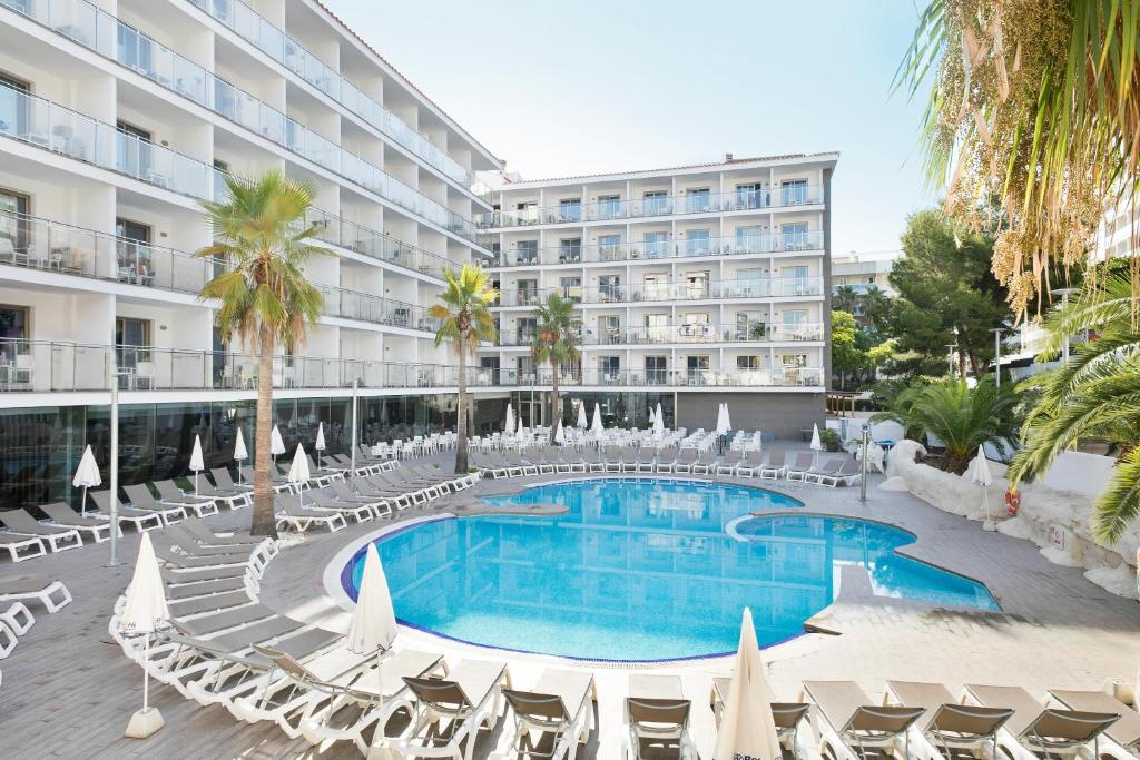 una imagen de un hotel con piscina y sillas en Hotel Best San Francisco, en Salou