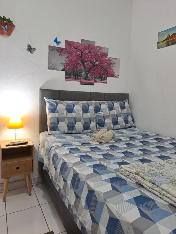 1 dormitorio con 1 cama y 1 mesa con lámpara en Sobrado Botafogo Guesthouse, en Río de Janeiro