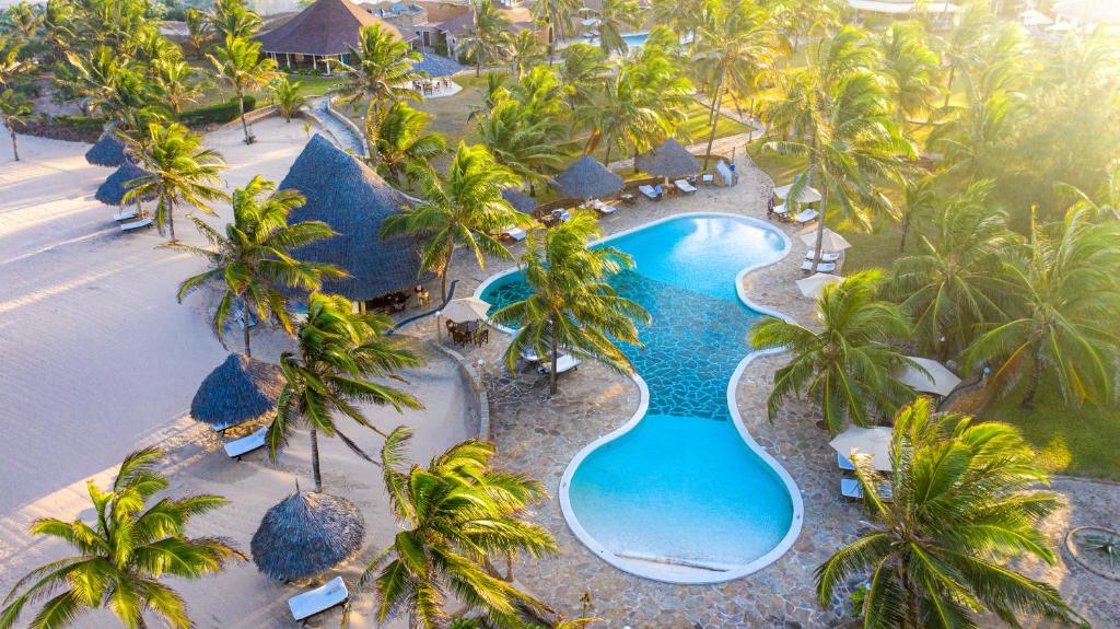 Swimming pool sa o malapit sa Ocean Beach Resort & SPA