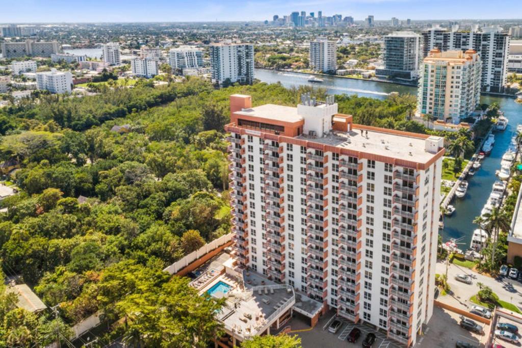 uma vista aérea de um edifício alto numa cidade em Fort Lauderdale Beach Resort by Vacatia em Fort Lauderdale