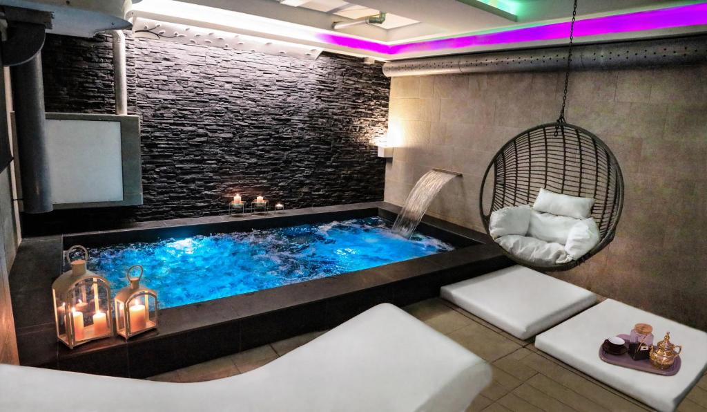 a bathroom with a large tub with a swing at Hotel Guglielmo in Catanzaro