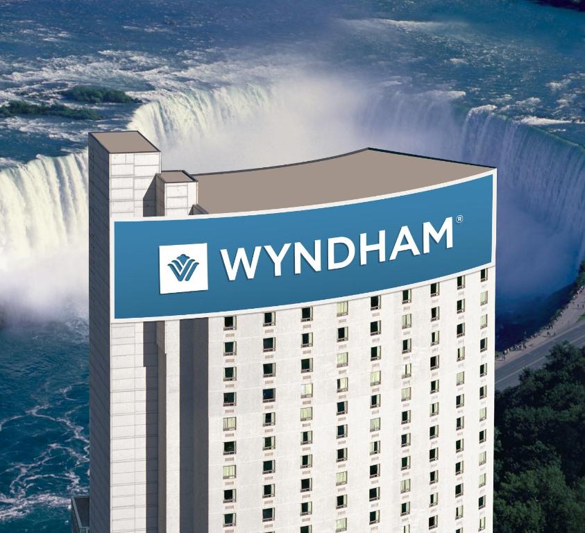 尼亚加拉瀑布Wyndham Fallsview Hotel的瓦达姆楼顶上的标志