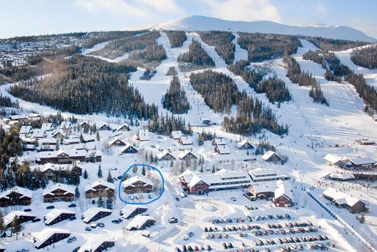 una vista aerea di una stazione sciistica coperta di neve di Solbjørnlia Apartments a Trysil