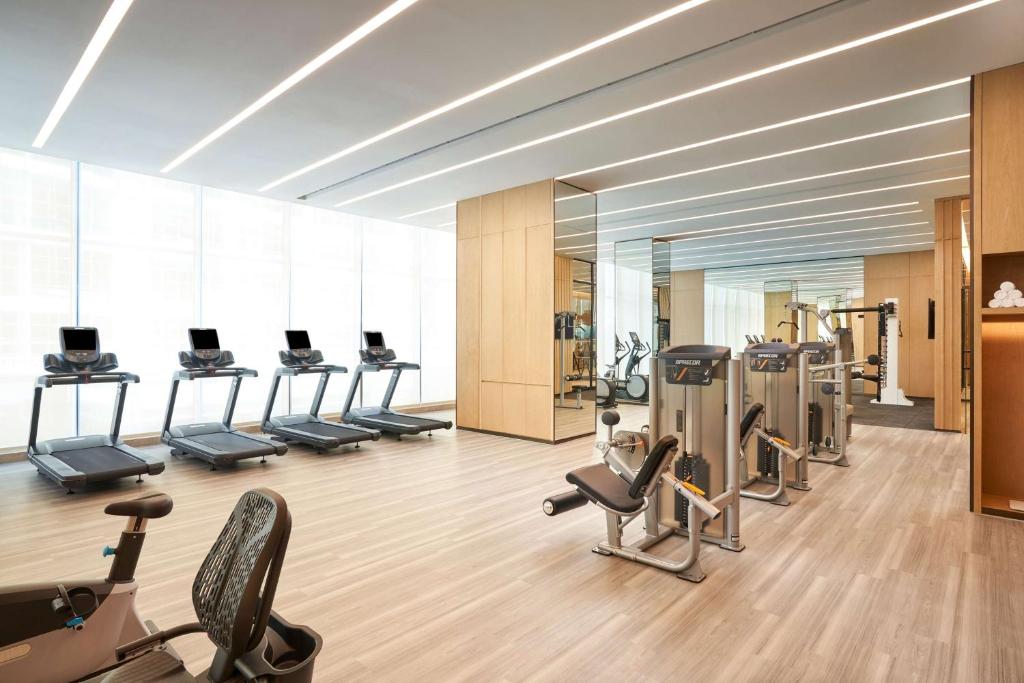 een fitnessruimte met een rij loopbanden en cardio-apparatuur bij Hyatt Regency Guangzhou Zengcheng in Guangzhou