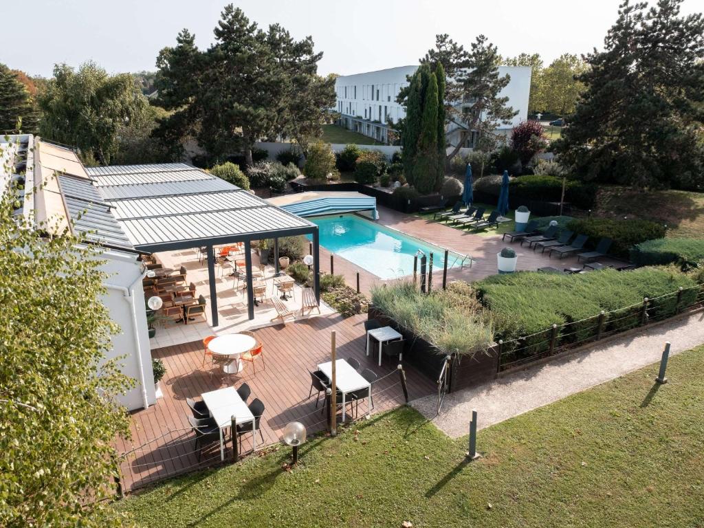 - une vue sur la terrasse et la piscine dans l'établissement Novotel Chartres, à Chartres