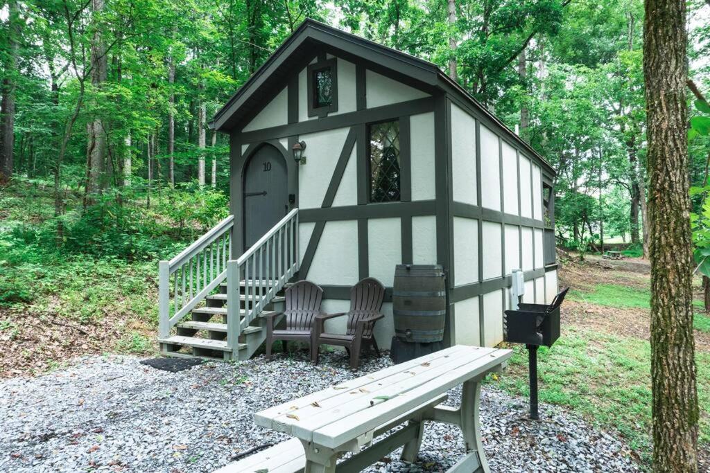 un piccolo capanno con due sedie e una panchina di Tiny Home Cottage Near the Smokies #10 Helena a Sevierville