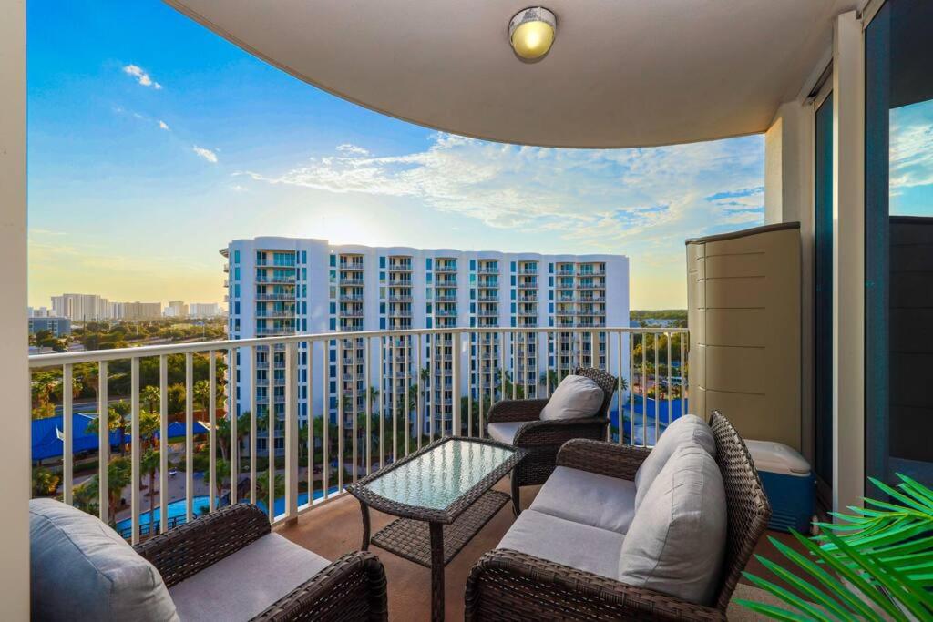 Balcony o terrace sa Marvelous 9th Floor Condo Gulf, Pool & Sunset View