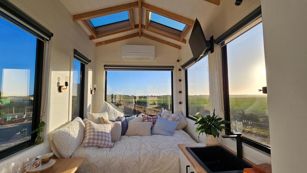 Et opholdsområde på Coastal Haven Tiny Home - Port Fairy Tiny Homes